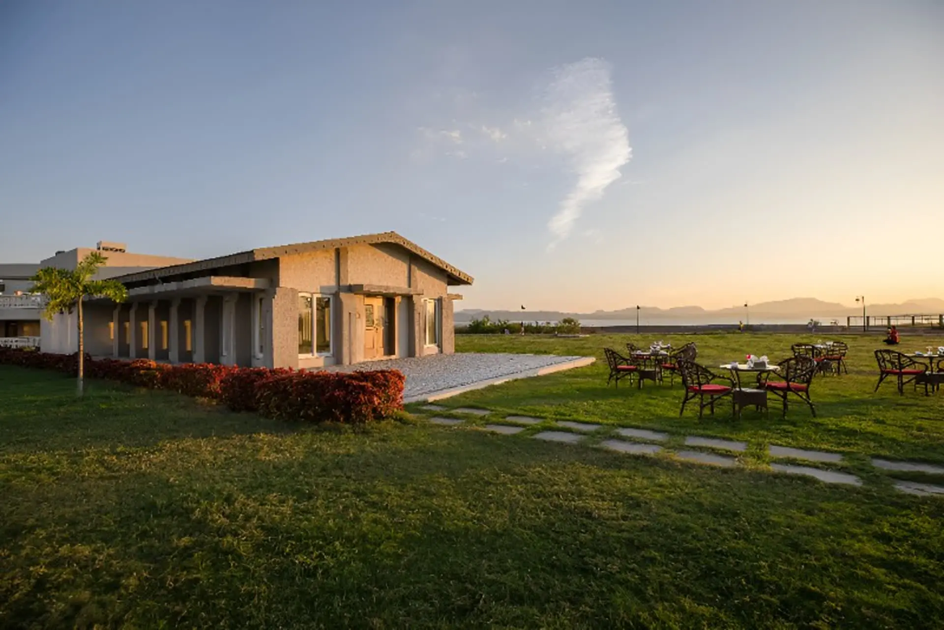 Villa Lawn 2 2